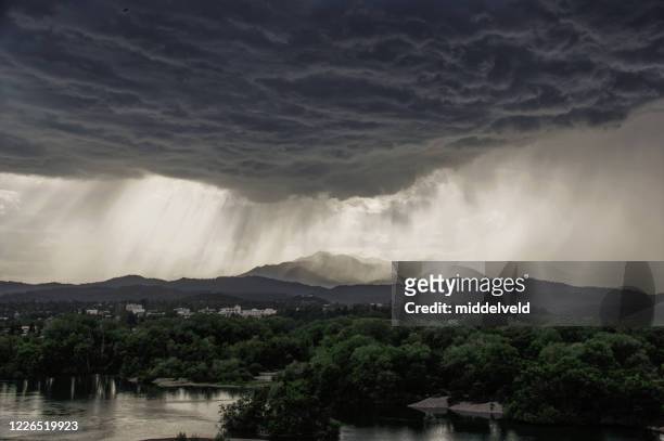 hochwasserregen - gewitterwolke stock-fotos und bilder