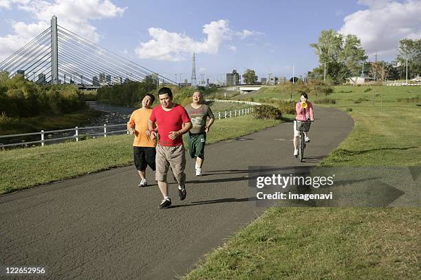 jogging - riverbed ストックフォトと画像