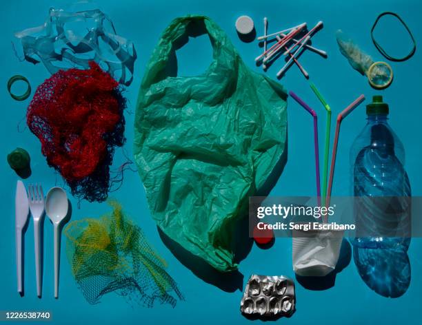 single-use plastics, the garbage culture - utilização única imagens e fotografias de stock