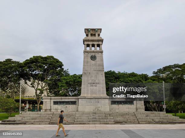 "our glorious dead" the cenotaph war memorial in singapore - singapore cents stock pictures, royalty-free photos & images