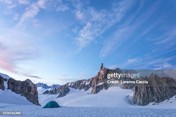dent du geant and lonely tent during blue hour near punta helbronner (3462m), mont blanc, courmayeur, aosta, aosta valley, italy - courmayeur stock-fotos und bilder