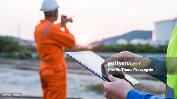 oil workers and laptop - oil field fotografías e imágenes de stock