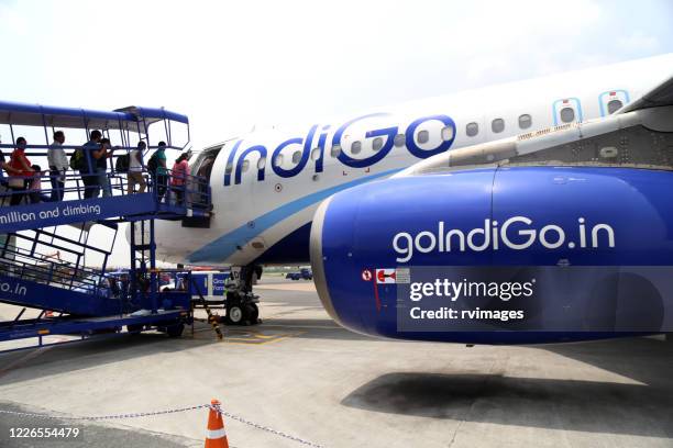 voyageurs entrant dans un avion prêt pour le départ à l’aéroport, inde - indigo airline photos et images de collection