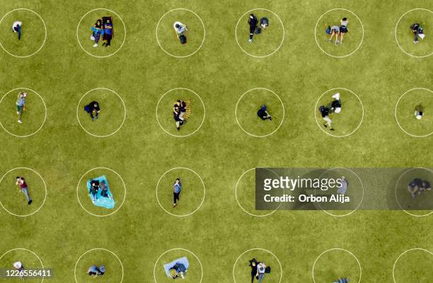 luchtmening van mensen het sociale distantiëren bij het park - williamsburg new york stockfoto's en -beelden