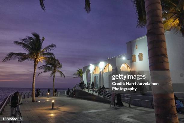 khobar corniche mosque in jeddah, saudi arabia - jiddah stock pictures, royalty-free photos & images