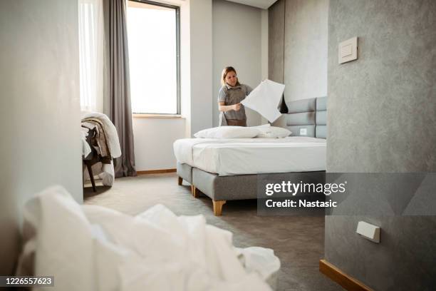 maid working at a hotel making a bed - tidy room stock pictures, royalty-free photos & images