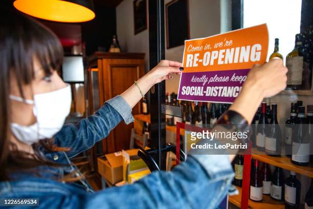 segno aperto in un negozio di piccole imprese dopo la pandemia di covid-19 - inaugurazione foto e immagini stock