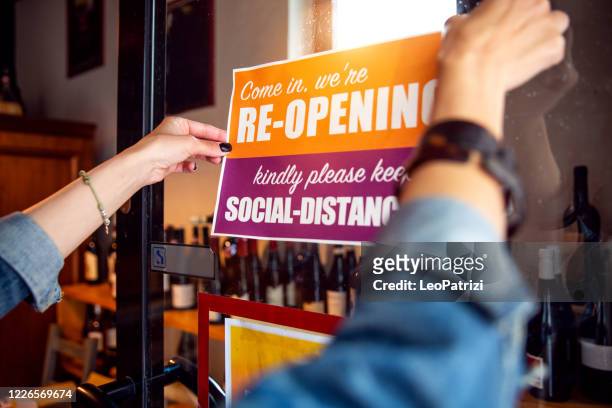 open teken in een kleine bedrijfswinkel na covid-19 pandemie - reopening ceremony stockfoto's en -beelden