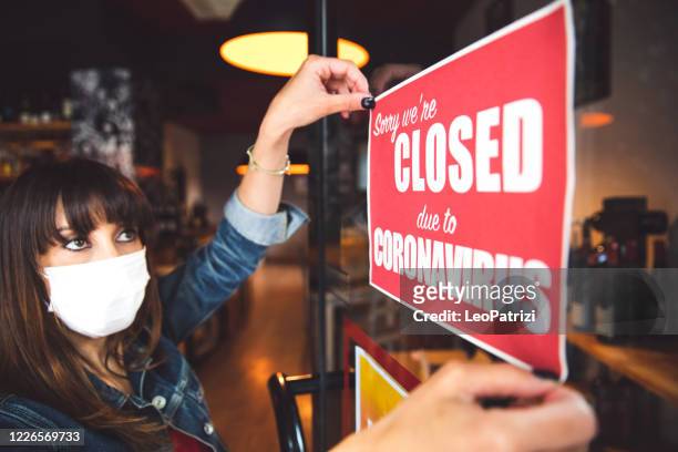 small business closing sign due to covid-19 coronavirus - restaurant manager covid stock pictures, royalty-free photos & images