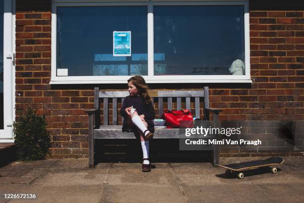 little girl with injured knee - injured knee stock pictures, royalty-free photos & images