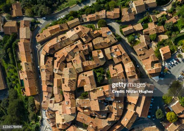 aerial flying over village of ramatuelle in france looking down on rooftops - var fotografías e imágenes de stock