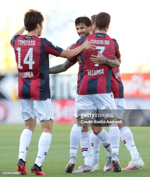 Roberto Soriano of Bologna FC celebrates his goal with his team-mates during the Serie A match between Parma Calcio and Bologna FC at Stadio Ennio...