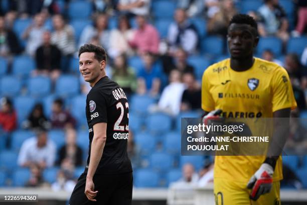 Paris Saint-Germain's German midfielder Julian Draxler celebrates after scoring a goal next to Le Havre AC's French goalkeeper Yahia Fofana during...