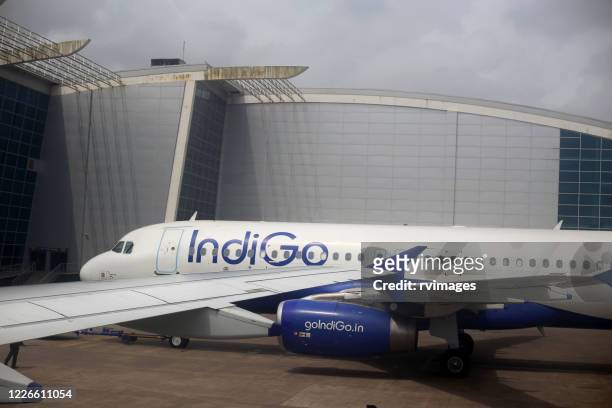 passagiersvliegtuig dat zich bij luchthaven dabolim, goa, india bevindt - navy blue stockfoto's en -beelden
