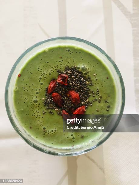 healthy green smoothie with chia seeds and goji berries - bocksdornfrucht stock-fotos und bilder