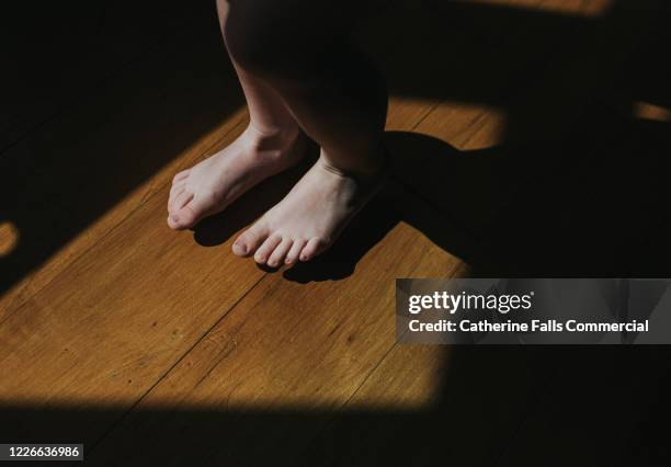 bare feet - tiptoe stock-fotos und bilder