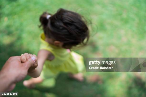 de holdinghanden van de moeder en van het kind - bewaken stockfoto's en -beelden