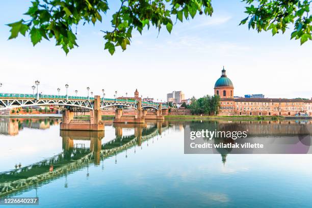garonne river and dome de la grave in toulouse, france - toulouse imagens e fotografias de stock