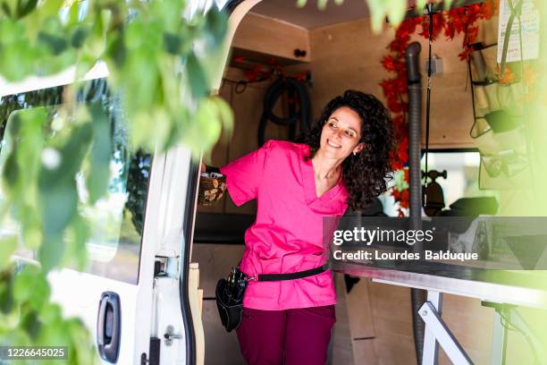 mujer peluquera canina en furgoneta - ca nina stock pictures, royalty-free photos & images