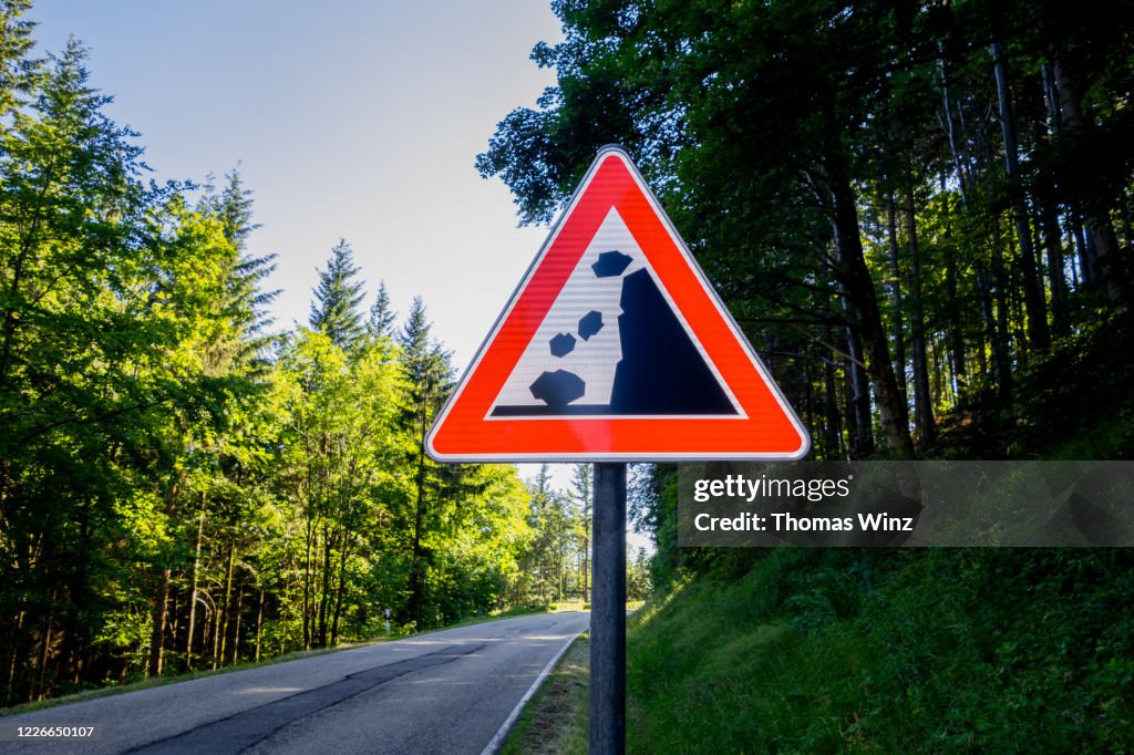Falling Rocks Sign Alaska Caution Falling Rocks Road Sign High-Res Stock Photo - Getty Images