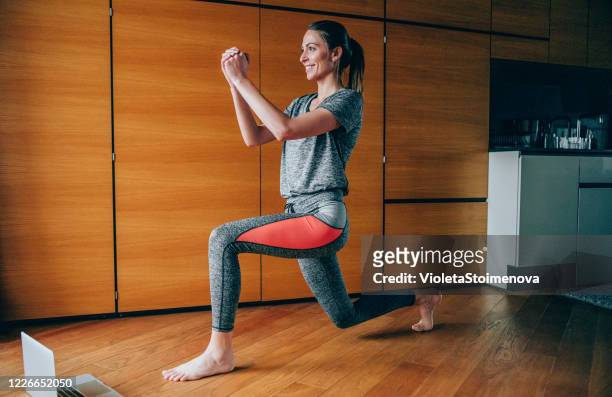 mujer deportiva haciendo ejercicio en casa. - buttocks fotografías e imágenes de stock