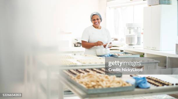 she's one experienced baker - chocolate factory stock pictures, royalty-free photos & images