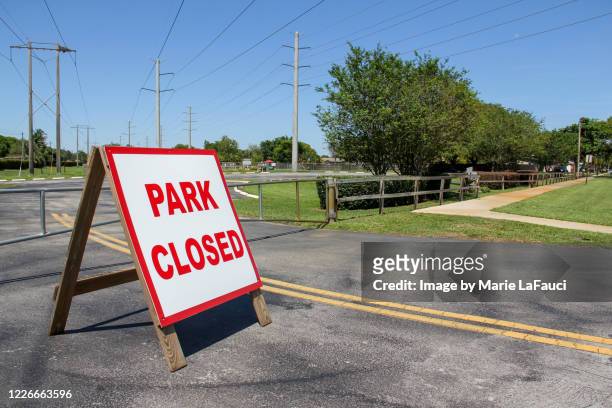 park closed sign - encerramento dos serviços do governo imagens e fotografias de stock