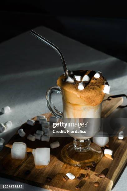 dalgona whipped cold coffee made from instant coffee, milk and sugar - glaçage photos et images de collection