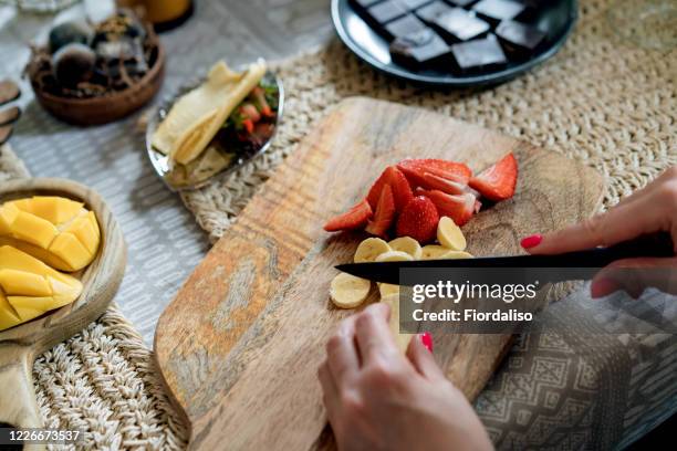 woman preparing breakfast - chocolate smoothie bildbanksfoton och bilder