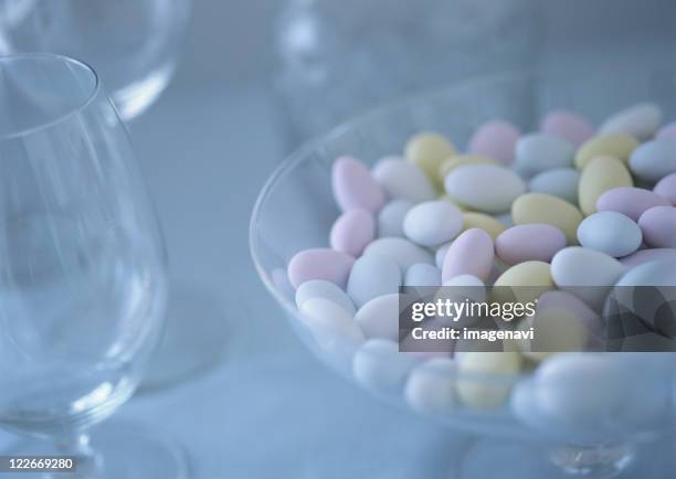 jordan almonds - confeito colorido para bolos imagens e fotografias de stock