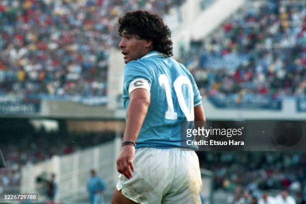 Diego Maradona of Napoli in action during the Serie A match between Napoli and Atalanta at the Stadio San Paolo on October 19, 1986 in Naples, Italy.