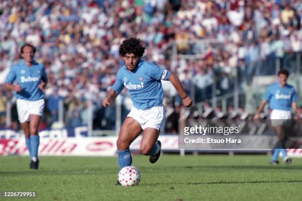 Diego Maradona of Napoli in action during the Serie A match between AS Roma and Napoli at the Stadio Olympico on October 26, 1986 in Rome, Italy.