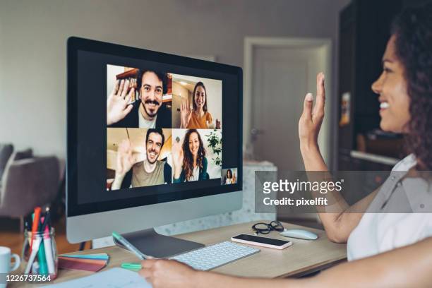 riunione on-line - sventolare la mano foto e immagini stock