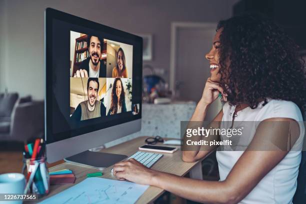 collega's praten online vanuit hun huis - team talk stockfoto's en -beelden