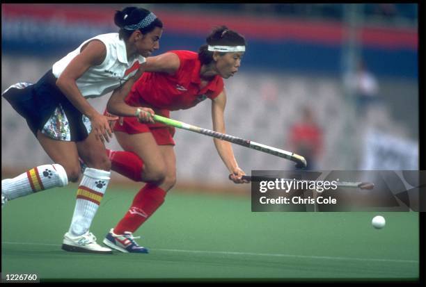 A KOREAN PLAYER IS PURSUED BY A SPANISH PLAYER DURING THE SPAIN VERSUS KOREA WOMENS FIELD HOCKEY MATCH AT THE 1992 BARCELONA OLYMPICS. SPAIN WON THE...