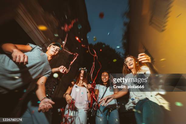 莫維達超級派對在街上:朋友去野生慶祝共同-19鎖定結束 - fireworks finale 個照片及圖片檔