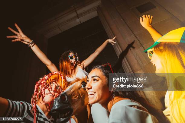 movida mega fiesta en las calles: amigos se vuelven locos celebrando covid-19 final de encierro - anti mask fotografías e imágenes de stock