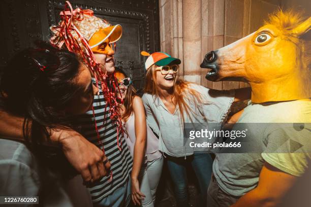 movida mega fiesta en las calles: amigos se vuelven locos celebrando covid-19 final de encierro - anti mask fotografías e imágenes de stock