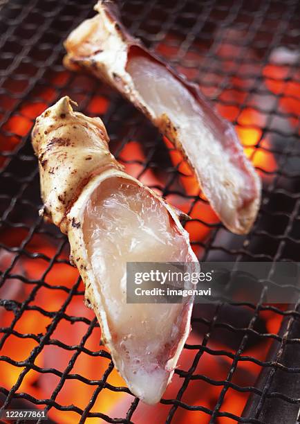 broiled king crab legs - alaskan king crab foto e immagini stock