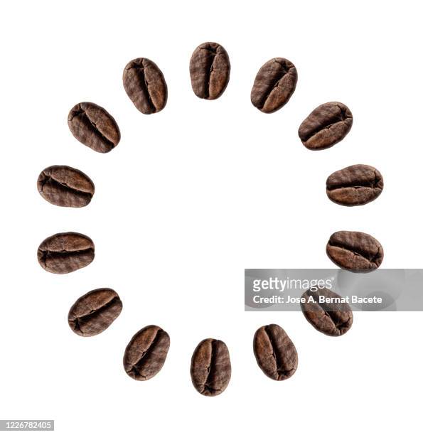 close-up of roasted coffee beans forming a circle on a white background. - geroosterde koffieboon stockfoto's en -beelden