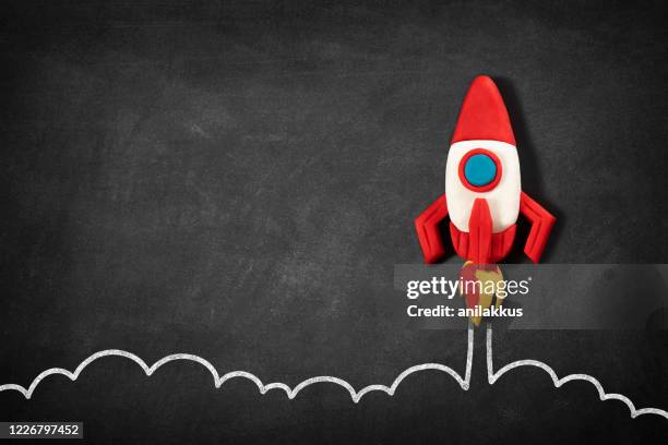 concepto de inicio empresarial con nave espacial en blackboard - primeira etapa fotografías e imágenes de stock