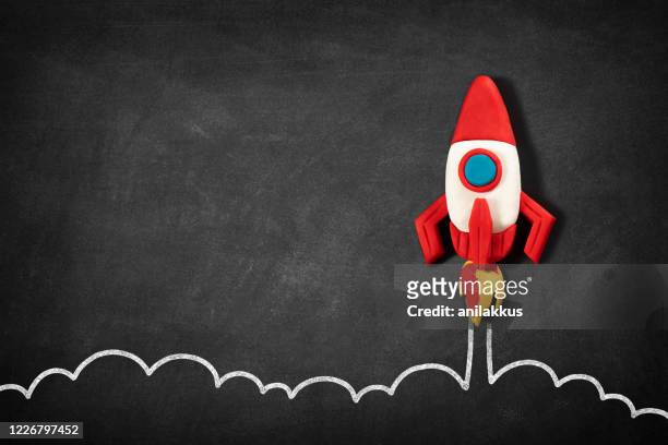 concetto di startup aziendale con astronave su lavagna - nuova impresa foto e immagini stock