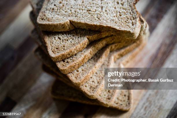 slices of wholemeal bread - vollkorn stock-fotos und bilder