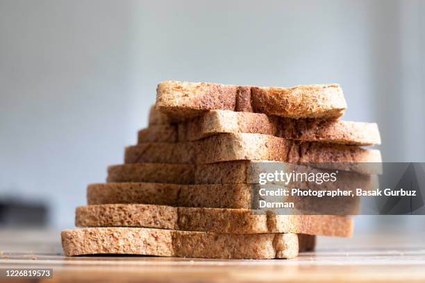 slices of wholemeal bread - weizenvollkorn stock-fotos und bilder