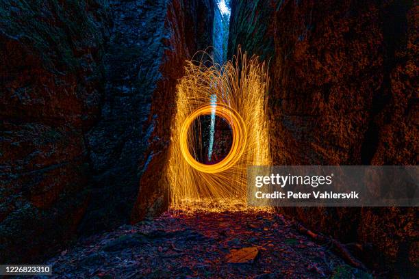 rotierende brennende stahlwolle - burning steel wool firework stock-fotos und bilder