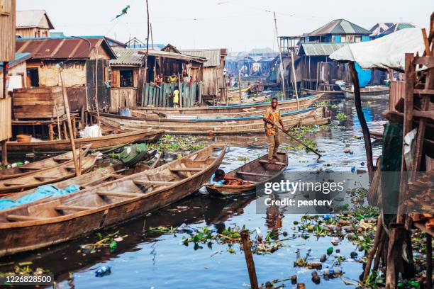 afrikaanse stadssloppenwijk - lagos, nigeria - lagos nigeriaanse staat stockfoto's en -beelden