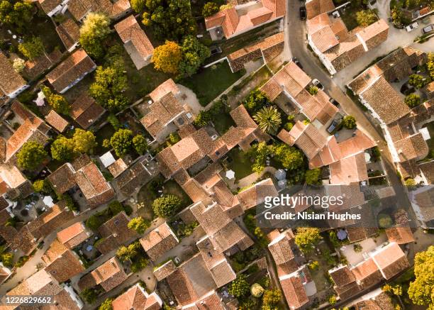 aerial flying over village in île de ré, france looking down on rooftops - overhead view photos et images de collection