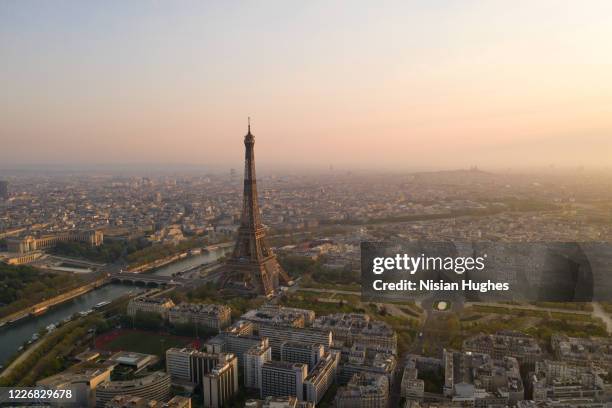 aerial view of eiffel tower in paris france, sunrise - eiffel tower sunrise photos et images de collection