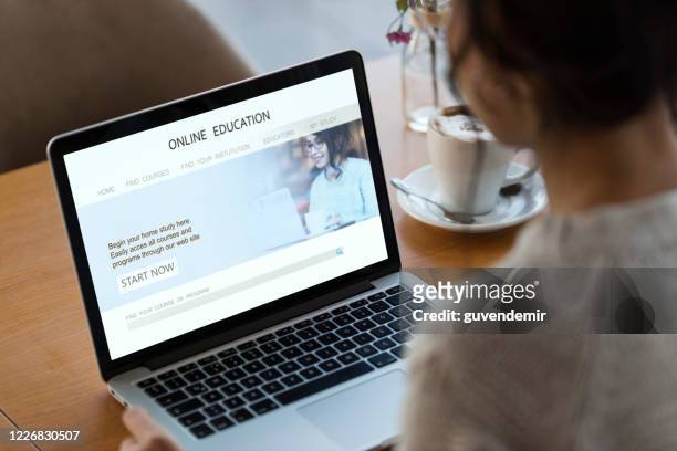 ung flicka som använder online utbildning webbplats - laptop bildbanksfoton och bilder
