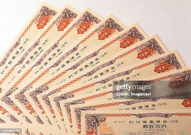 government bond certificate - savings bond foto e immagini stock